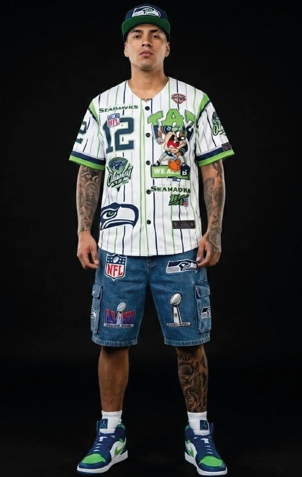 Modelo luciendo la beisbolera verde cancha de BUCKETS