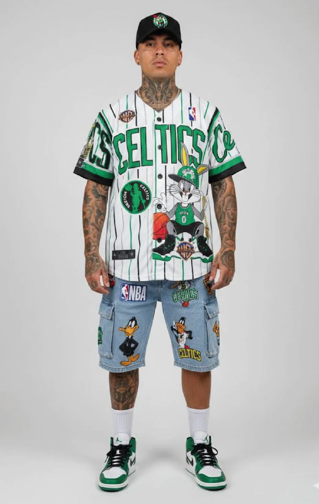 Modelo luciendo la beisbolera trébol blanca de BUCKETS