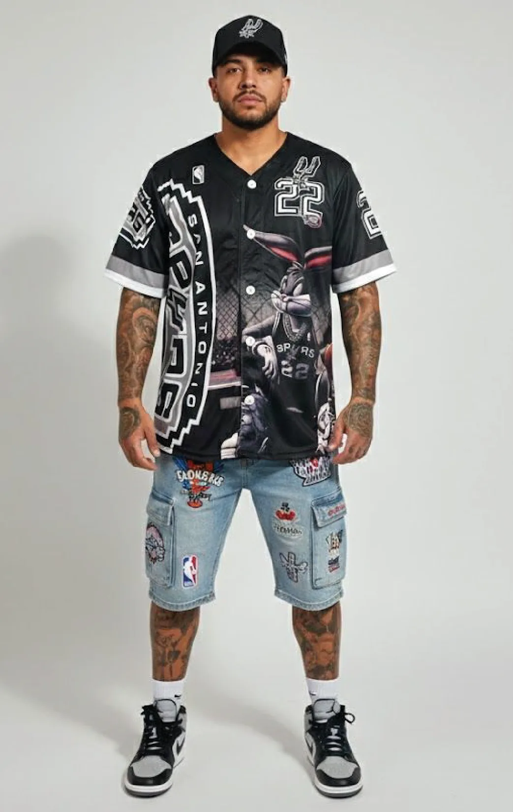 Modelo luciendo la beisbolera grafito 22 de BUCKETS