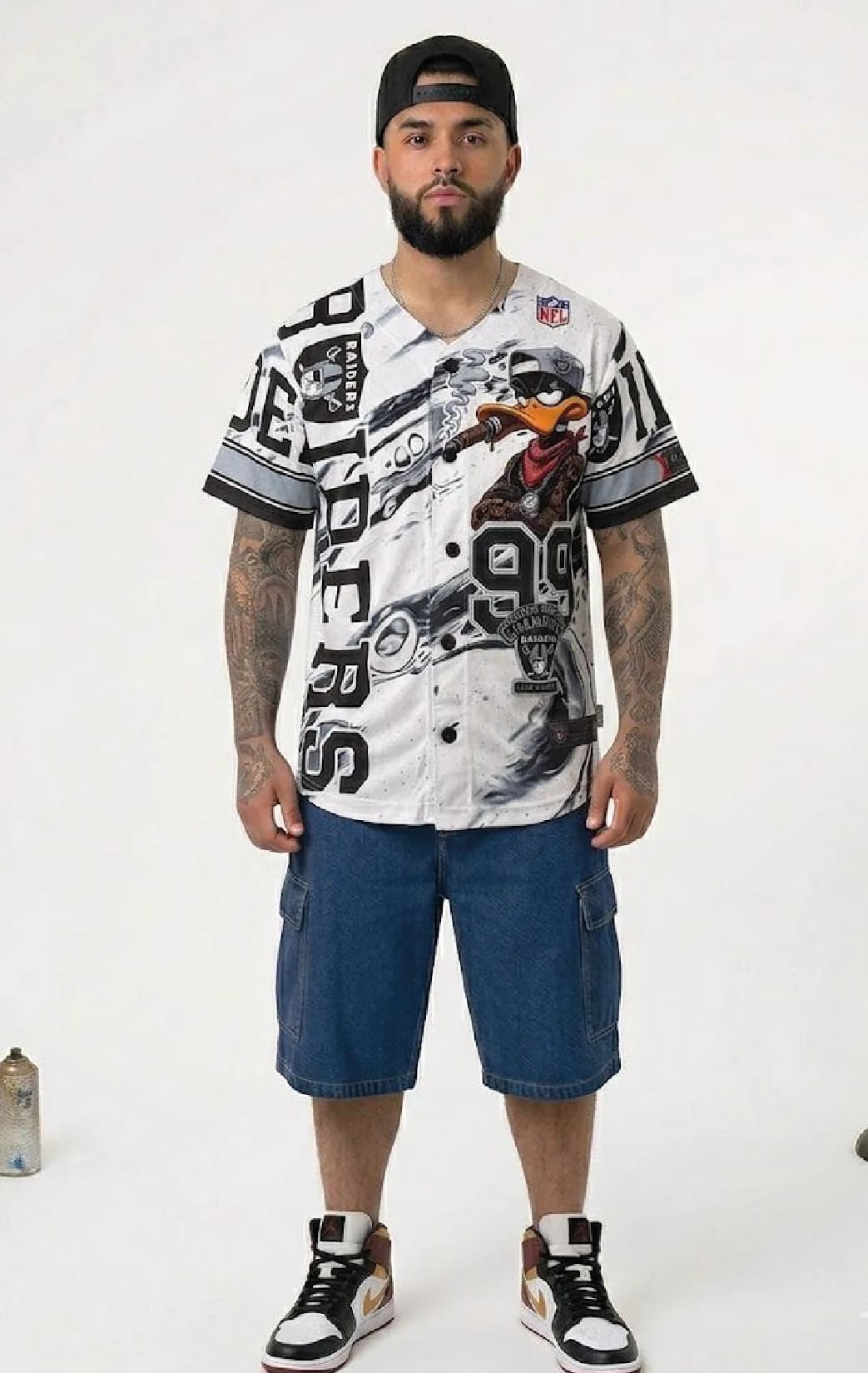 Modelo luciendo la beisbolera acero de BUCKETS