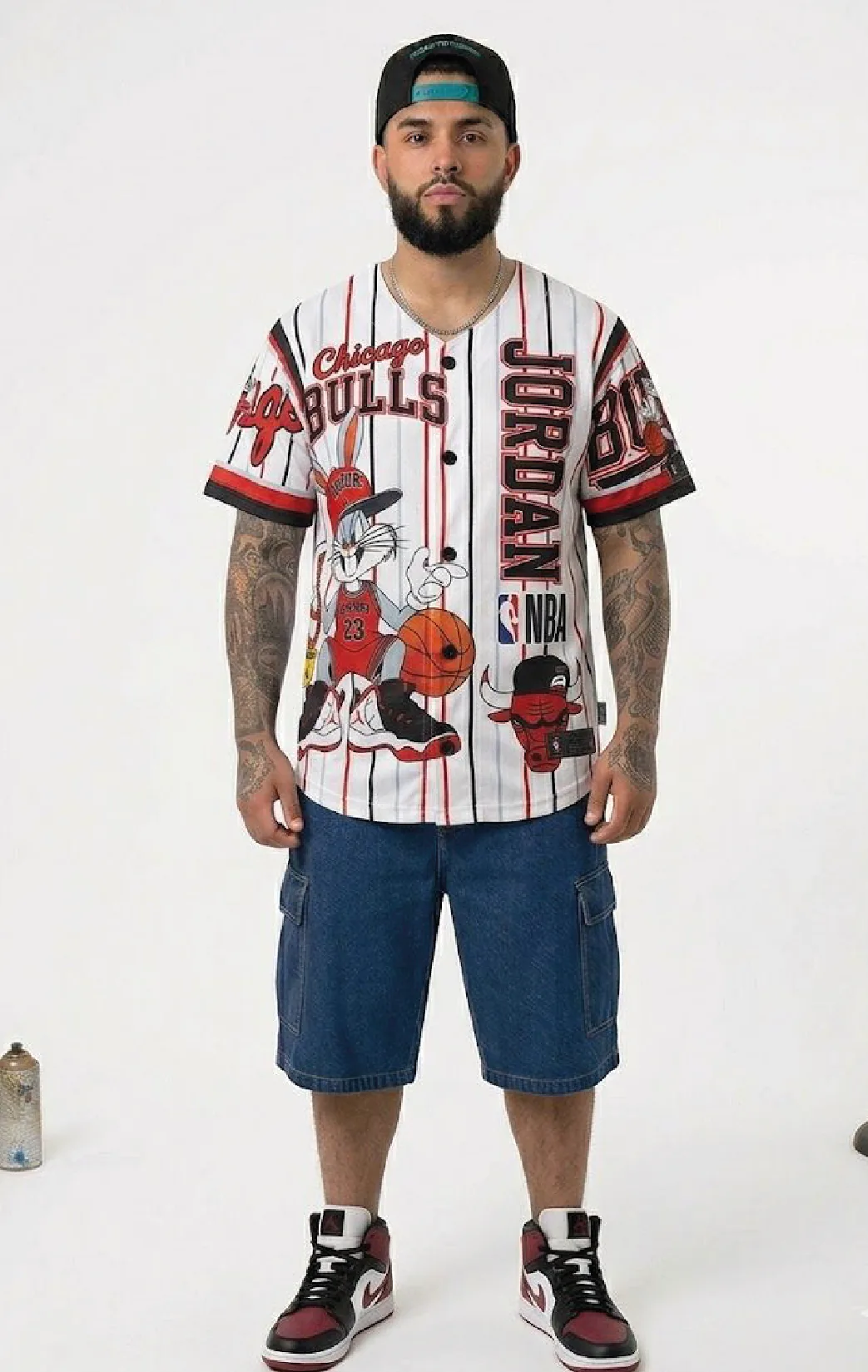 Modelo luciendo la beisbolera viento rojo de BUCKETS