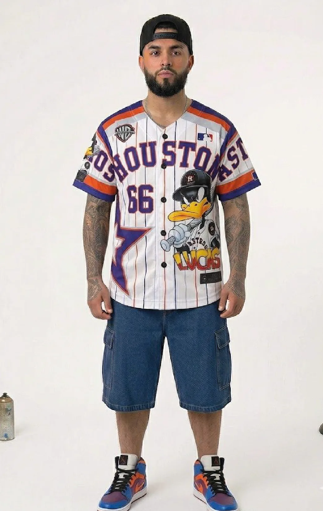 Modelo luciendo la beisbolera órbita 66 de BUCKETS