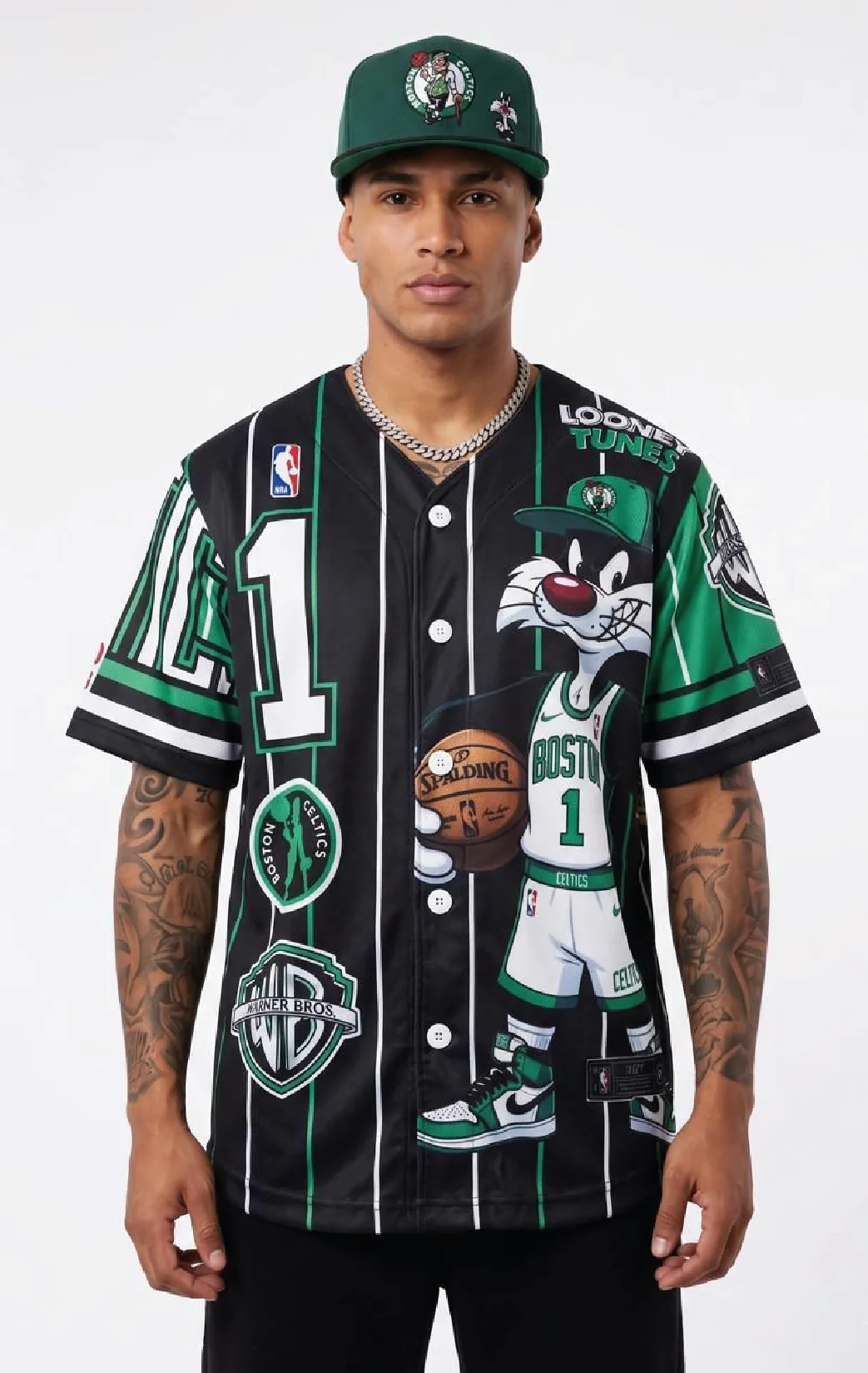 Modelo luciendo la beisbolera trébol negra de BUCKETS