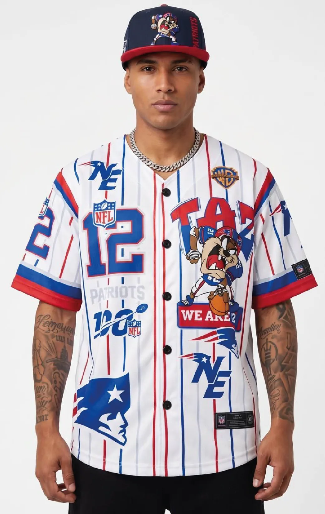 Modelo luciendo la beisbolera tricolor 12 de BUCKETS