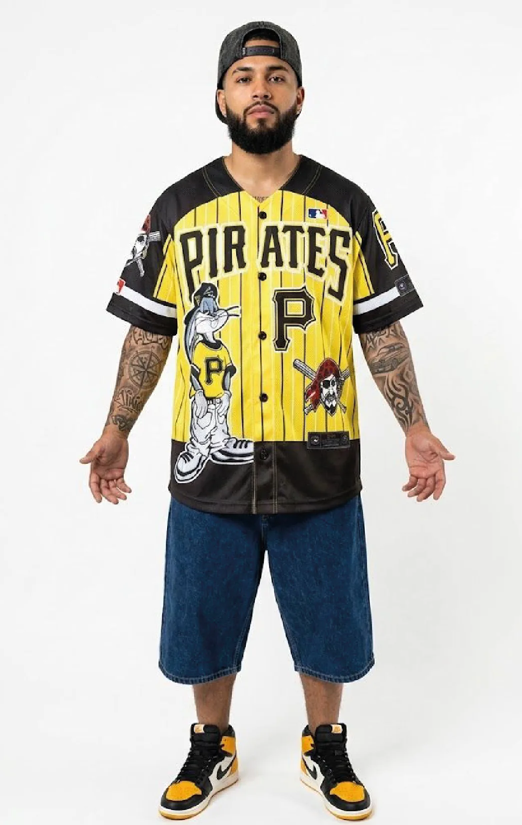 Modelo luciendo la beisbolera oro pirata de BUCKETS