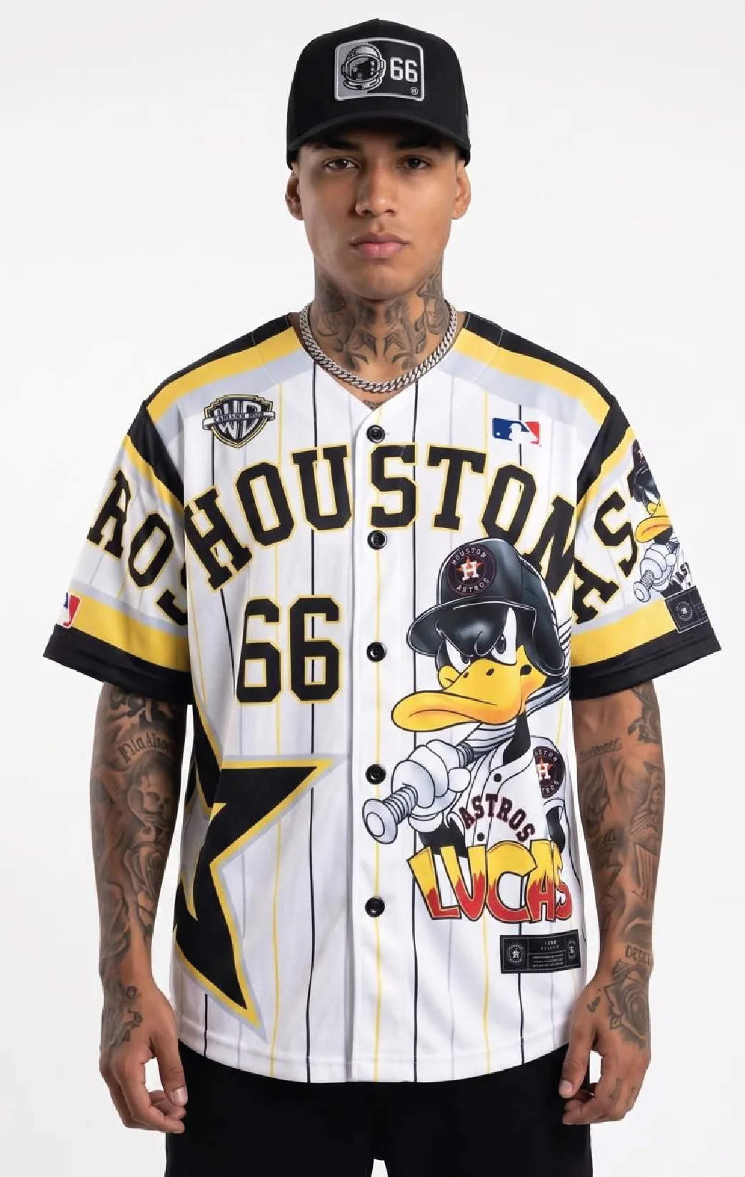 Modelo luciendo la beisbolera estrella 66 de BUCKETS