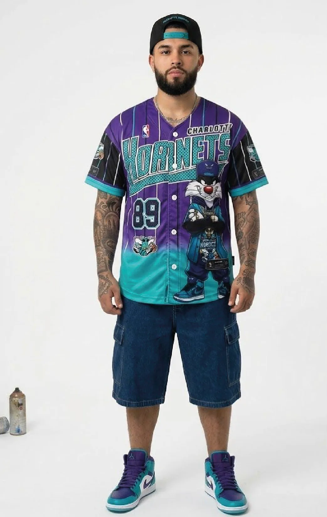 Modelo luciendo la beisbolera avispa 89 de BUCKETS