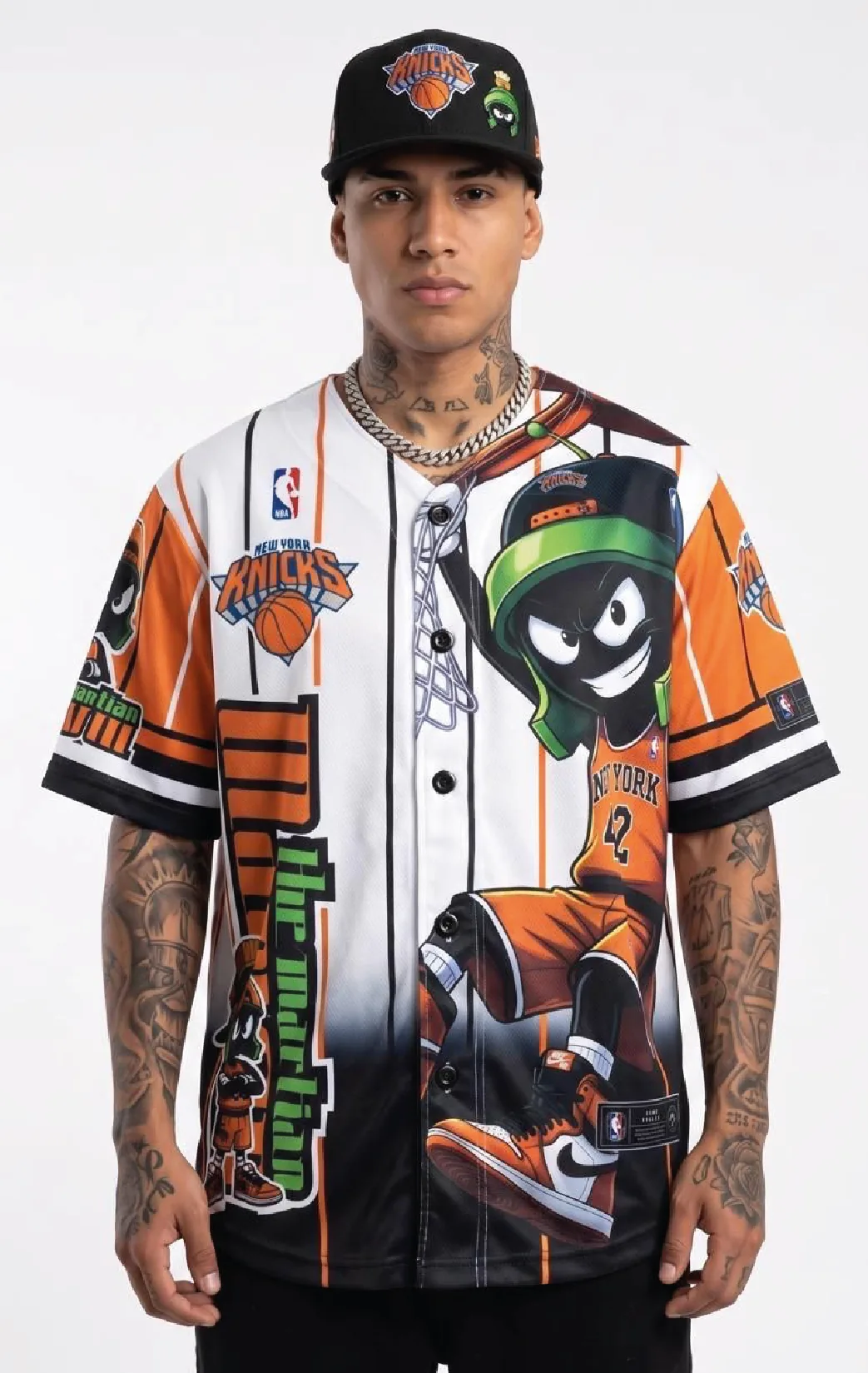 Modelo luciendo la beisbolera marciano naranja de BUCKETS