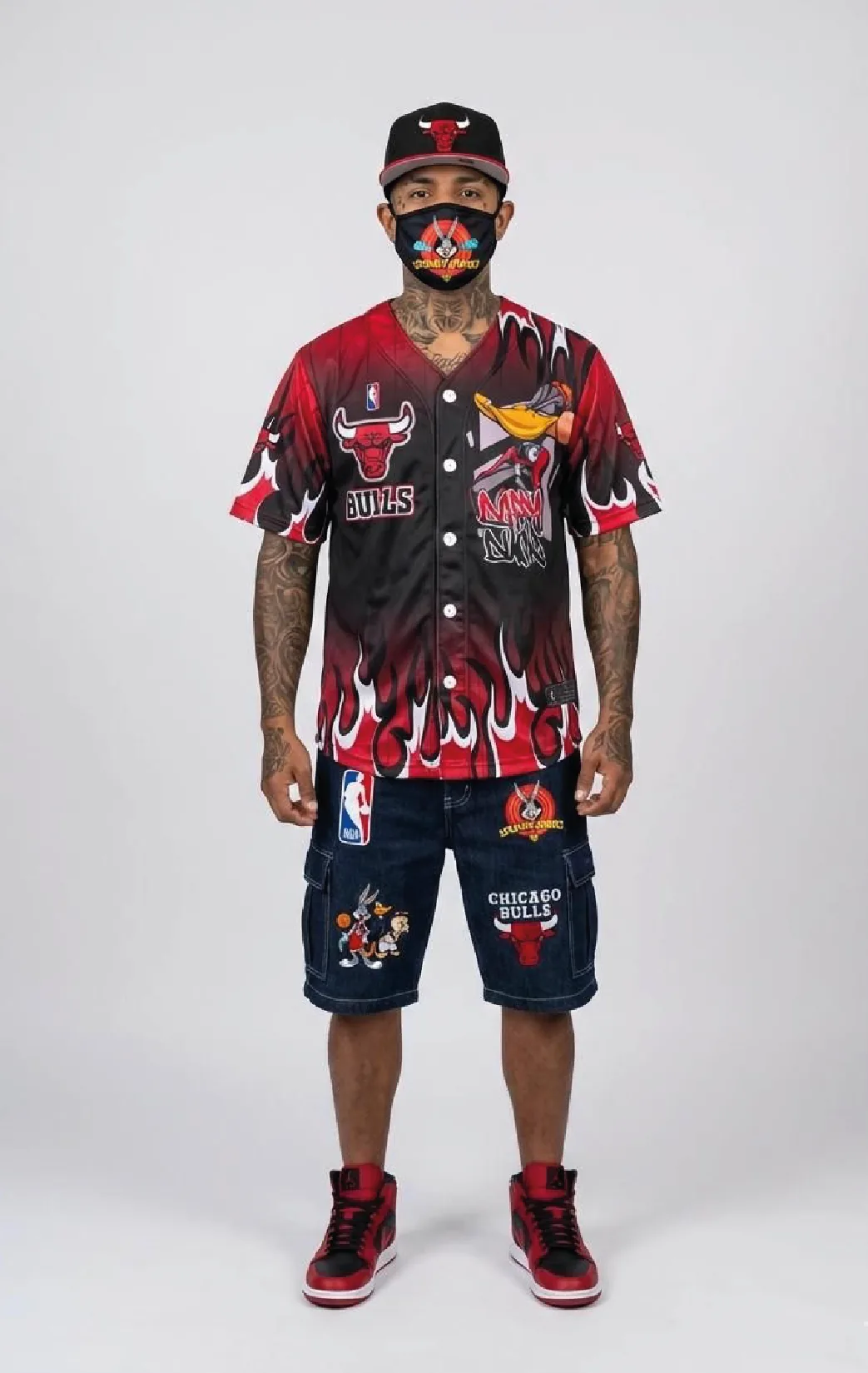 Modelo luciendo la beisbolera llamarada de BUCKETS