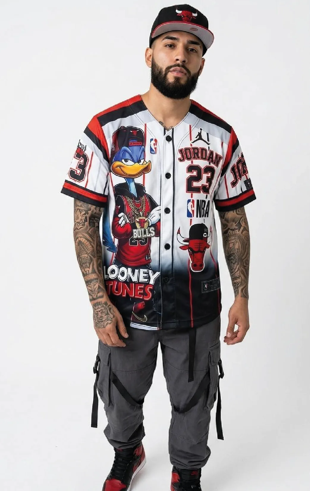 Modelo luciendo la beisbolera bloque 23 de BUCKETS