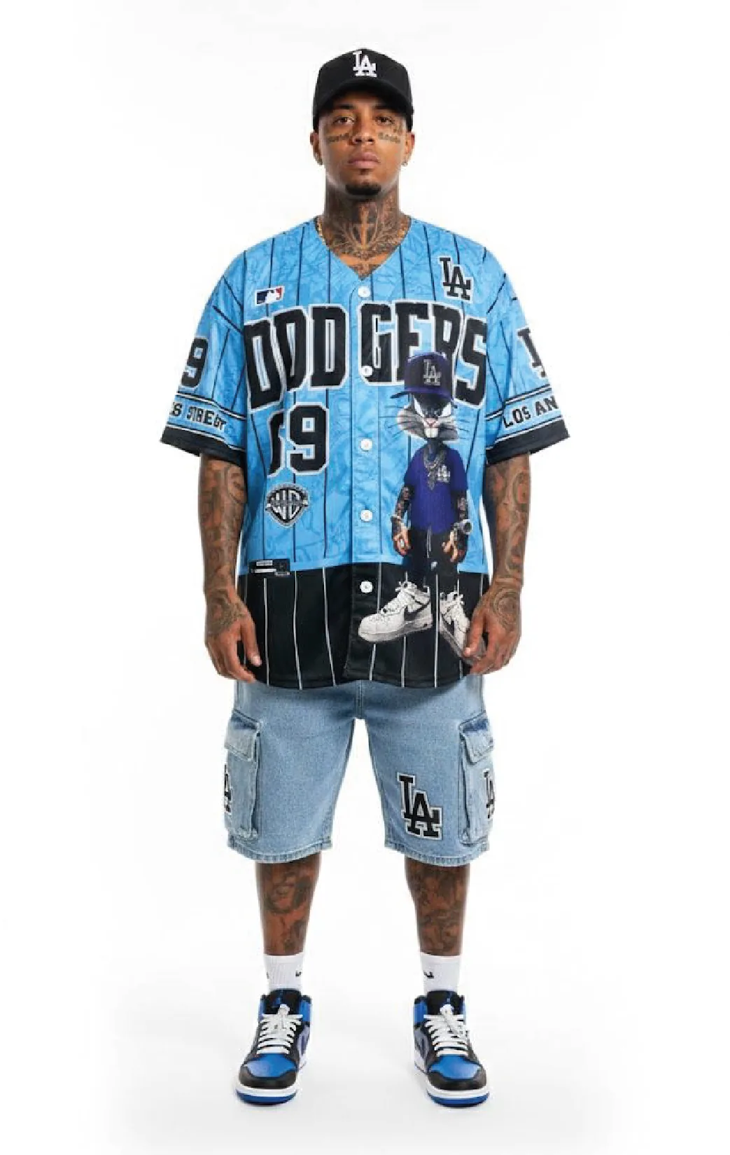 Modelo luciendo la beisbolera cielo 19 de BUCKETS