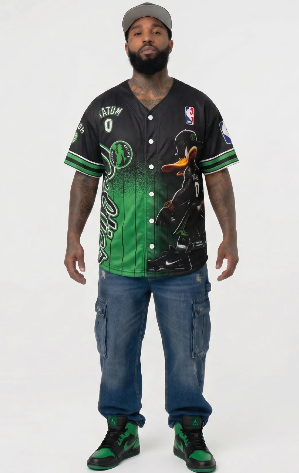 Modelo luciendo la beisbolera selva de BUCKETS