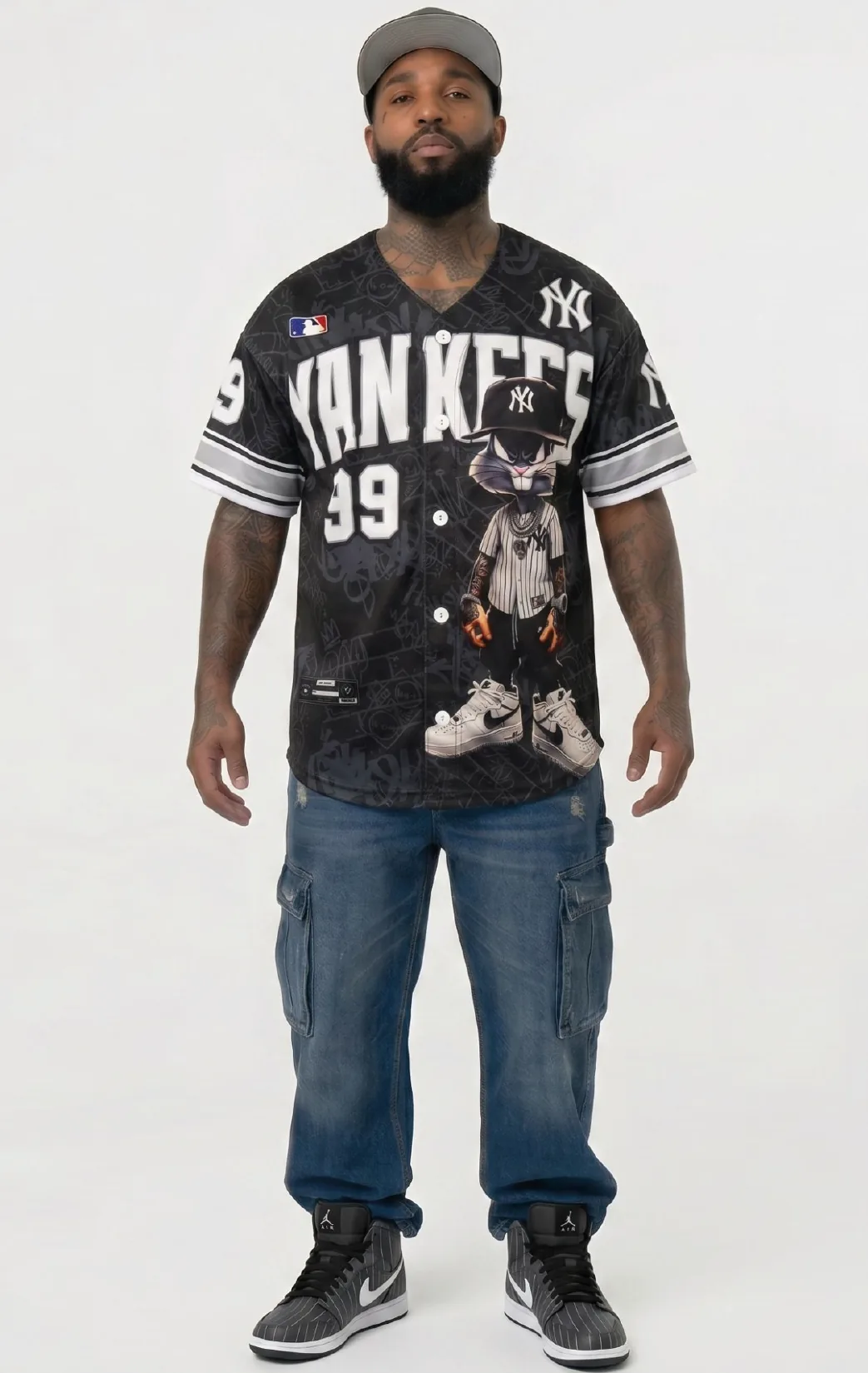 Modelo luciendo la beisbolera sneakers 99 de BUCKETS