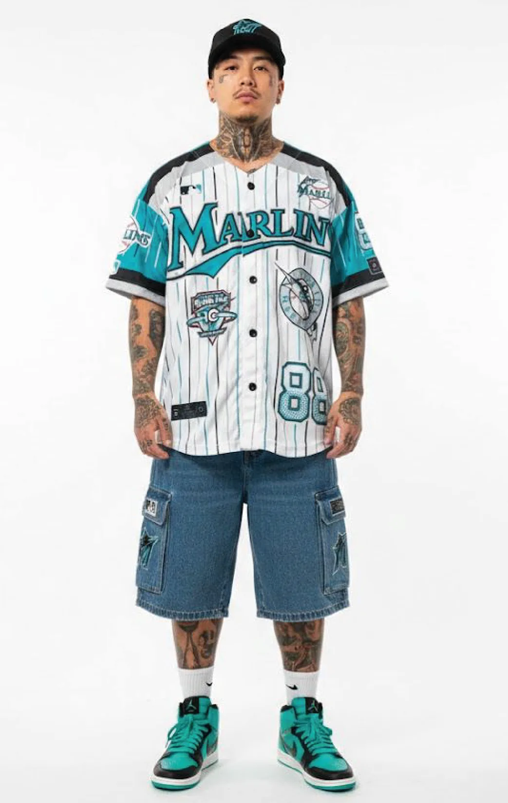 Modelo luciendo la beisbolera marea 88 de BUCKETS