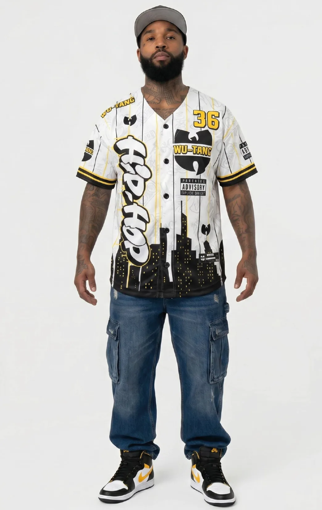 Modelo luciendo la beisbolera skyline 36 de BUCKETS