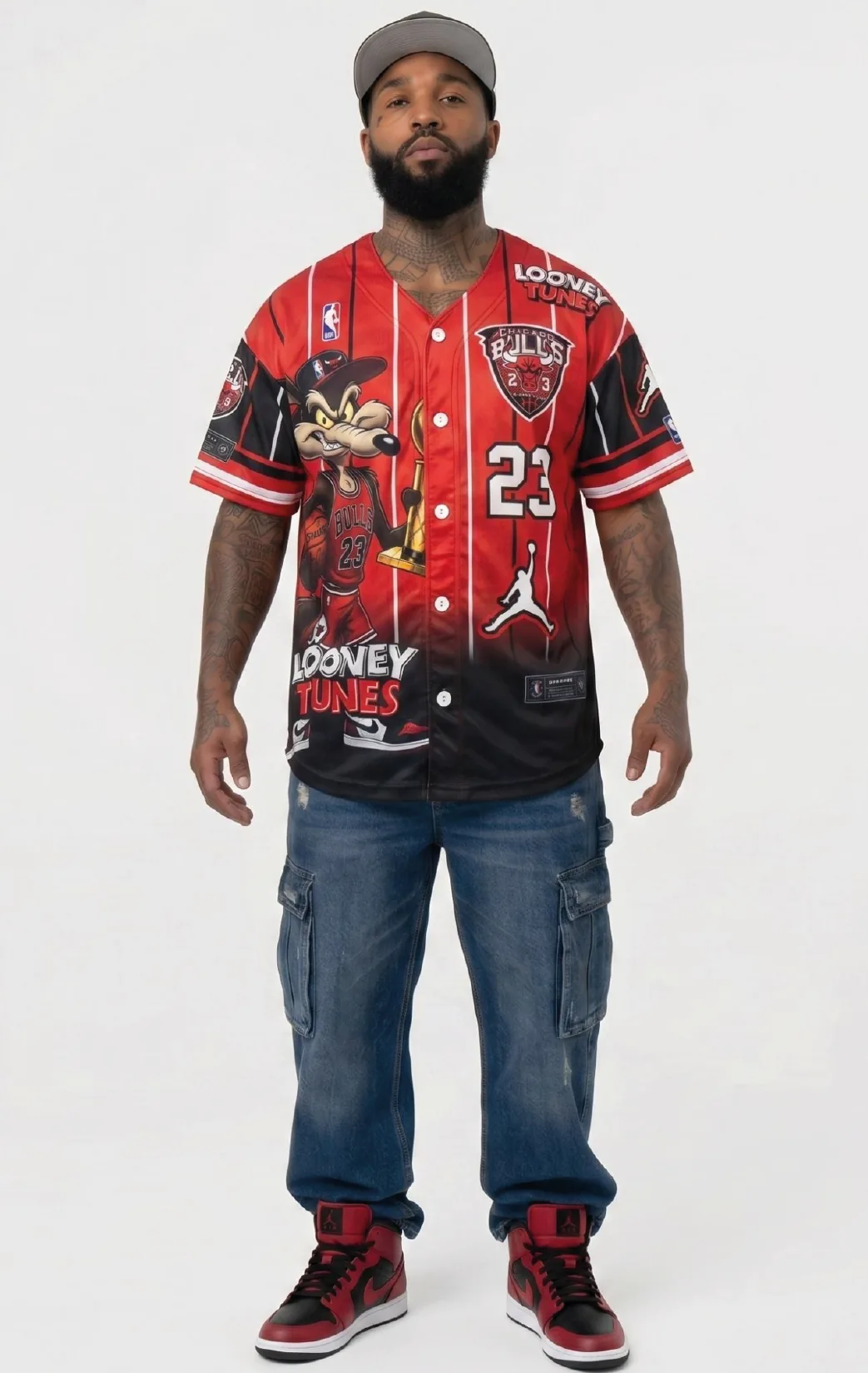 Modelo luciendo la beisbolera fuego 23 de BUCKETS