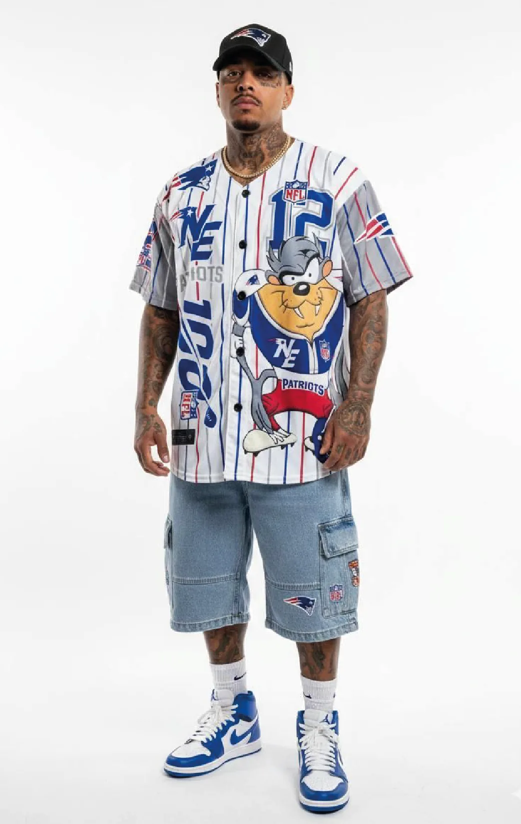 Modelo luciendo la beisbolera tricolor taz 12 de BUCKETS