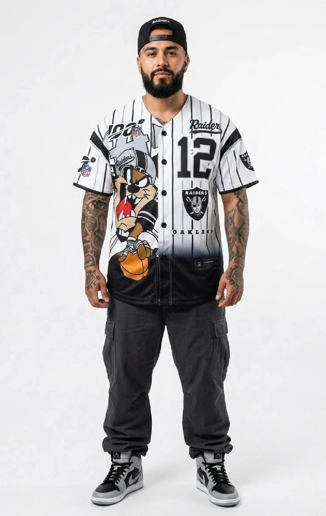 Modelo luciendo la beisbolera plata 12 de BUCKETS