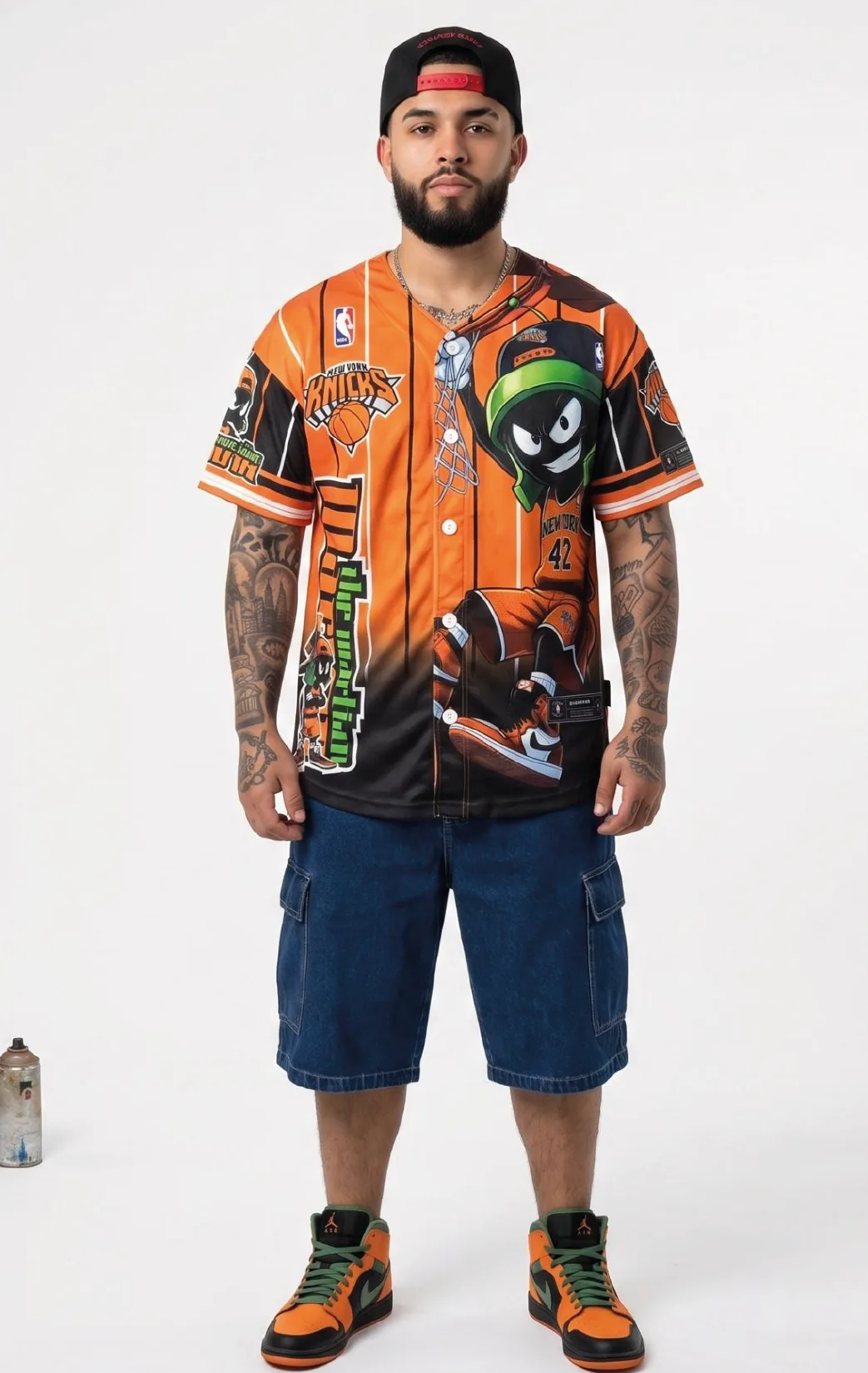 Modelo luciendo la beisbolera marciano xl de BUCKETS