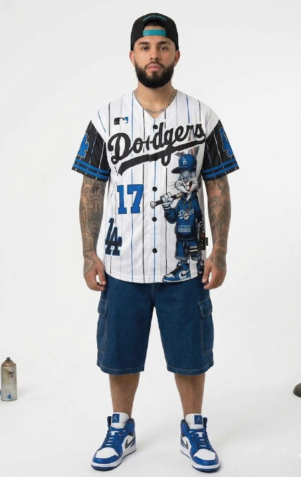 Modelo luciendo la beisbolera azul 17 de BUCKETS