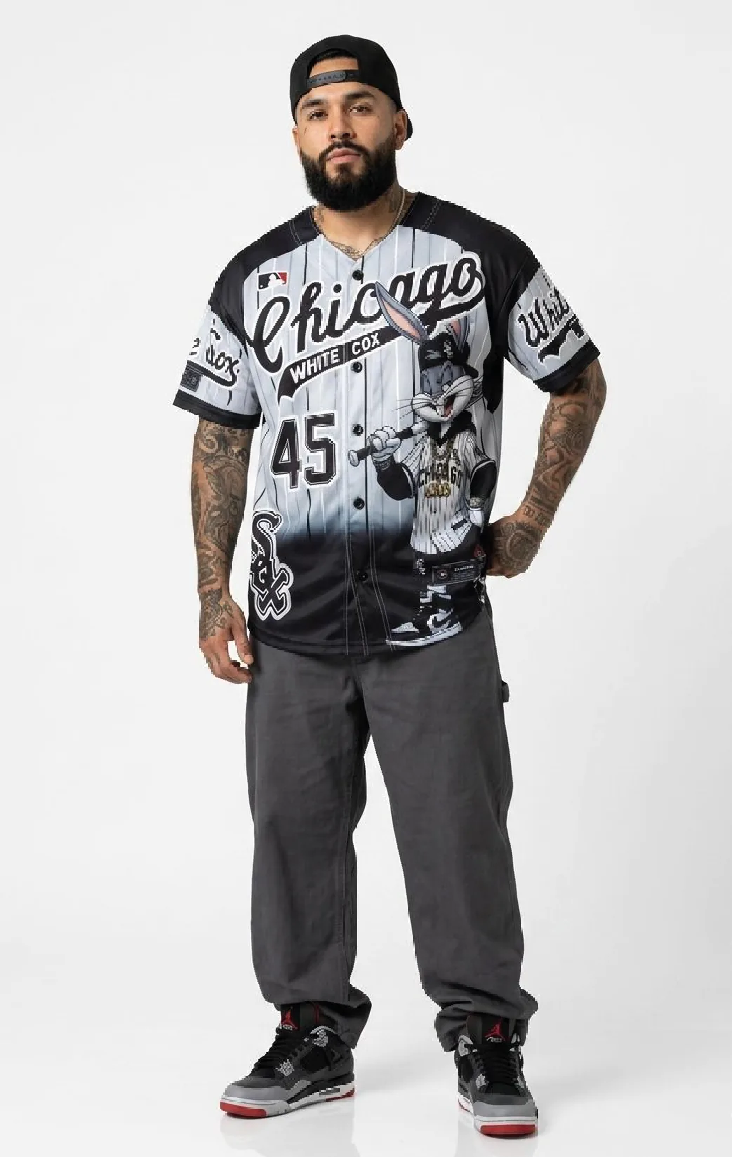 Modelo luciendo la beisbolera humo 45 de BUCKETS