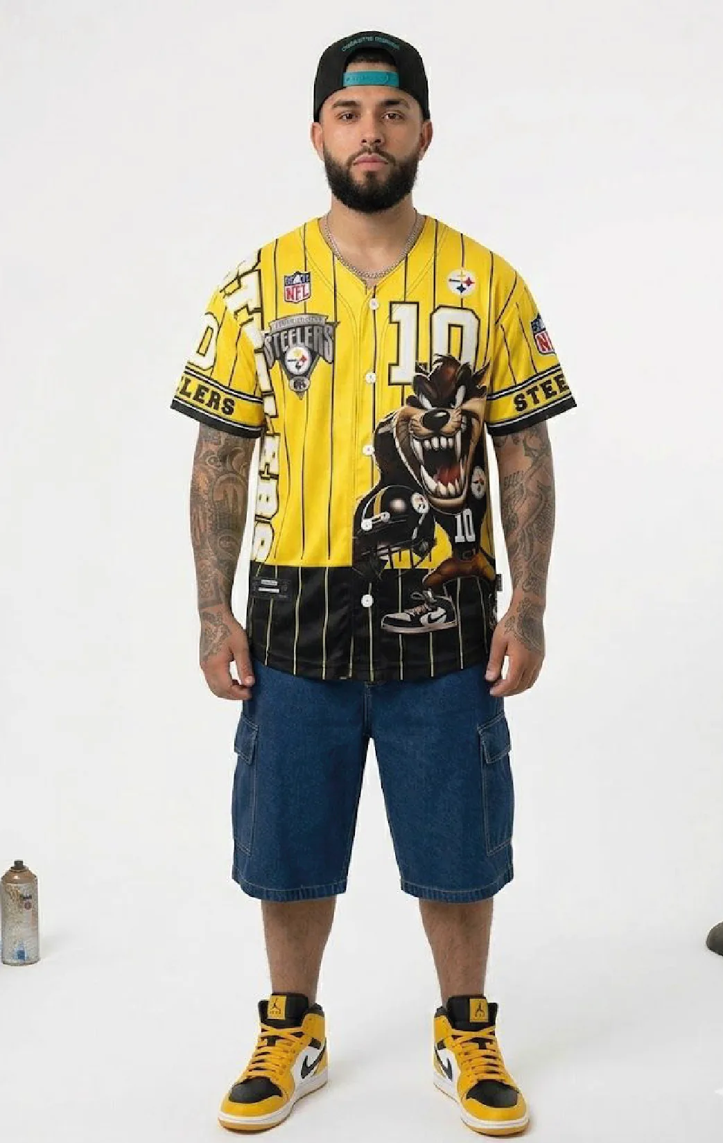 Modelo luciendo la beisbolera amarilla 10 de BUCKETS