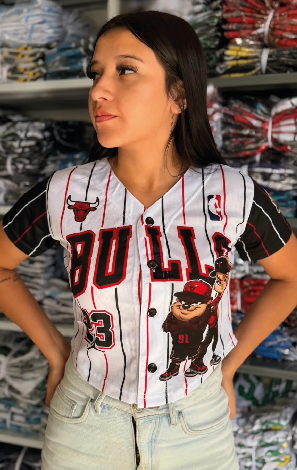 Modelo luciendo el croptop rojo 03 de BUCKETS