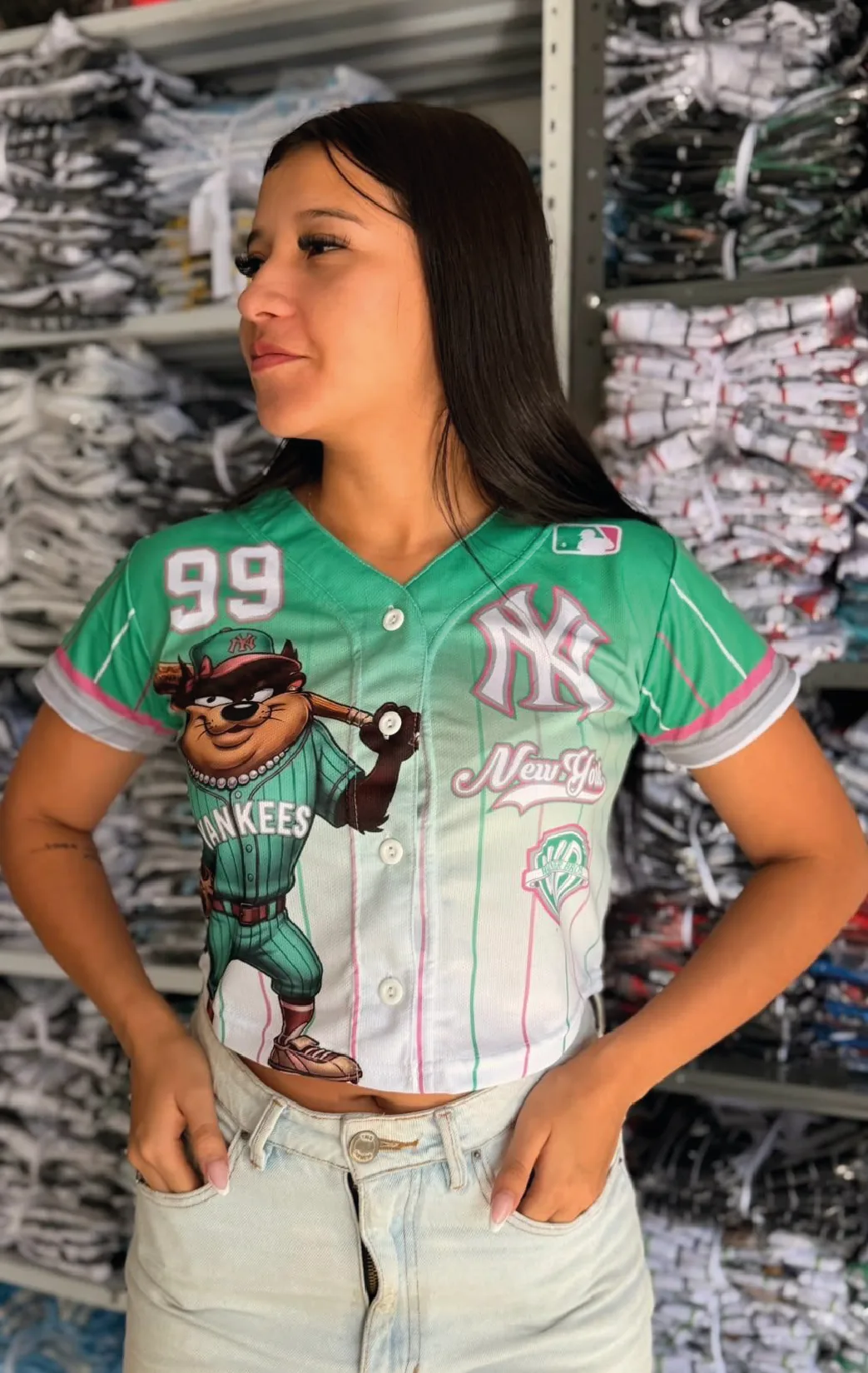 Modelo luciendo el croptop menta 99 de BUCKETS