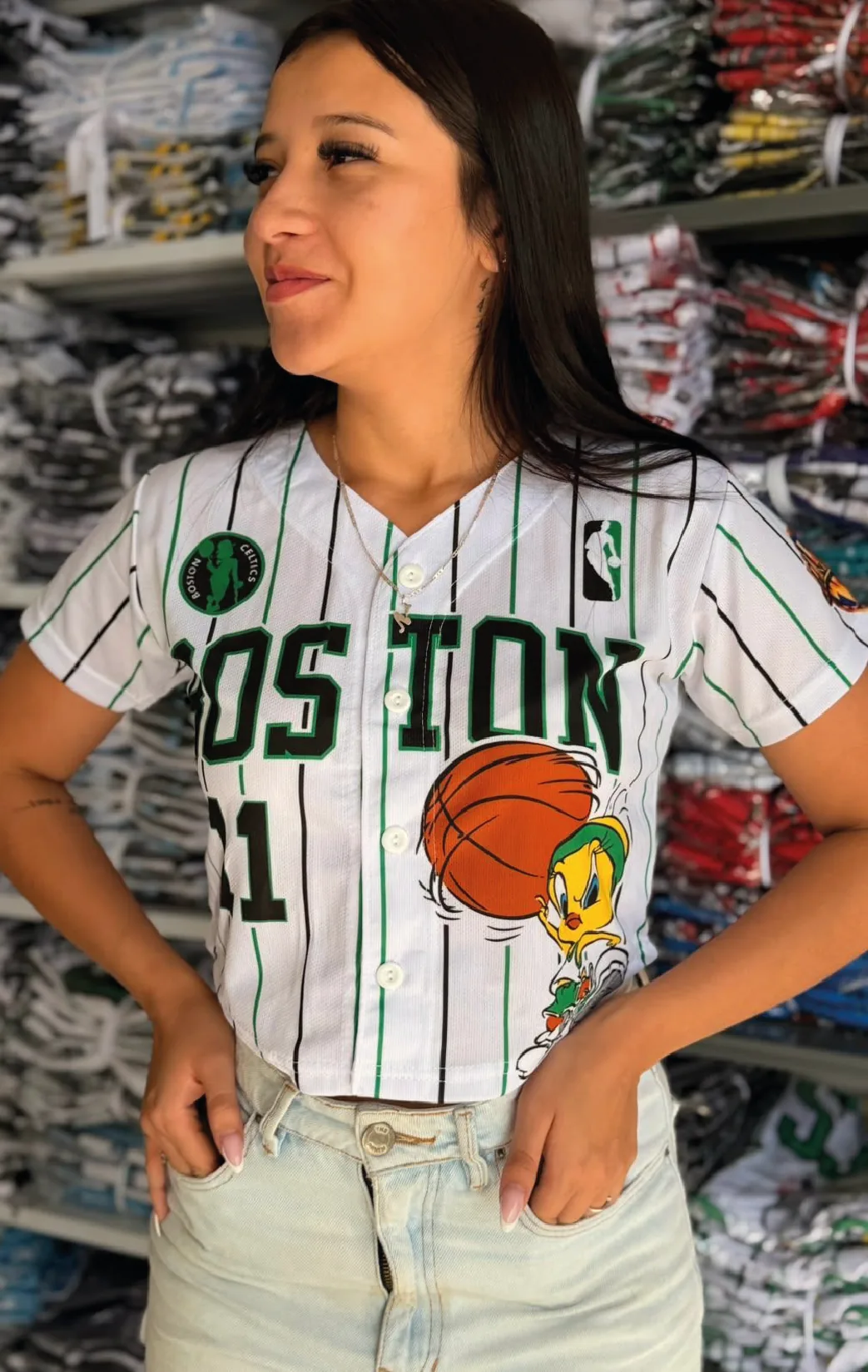 Modelo luciendo el croptop trébol 21 de BUCKETS