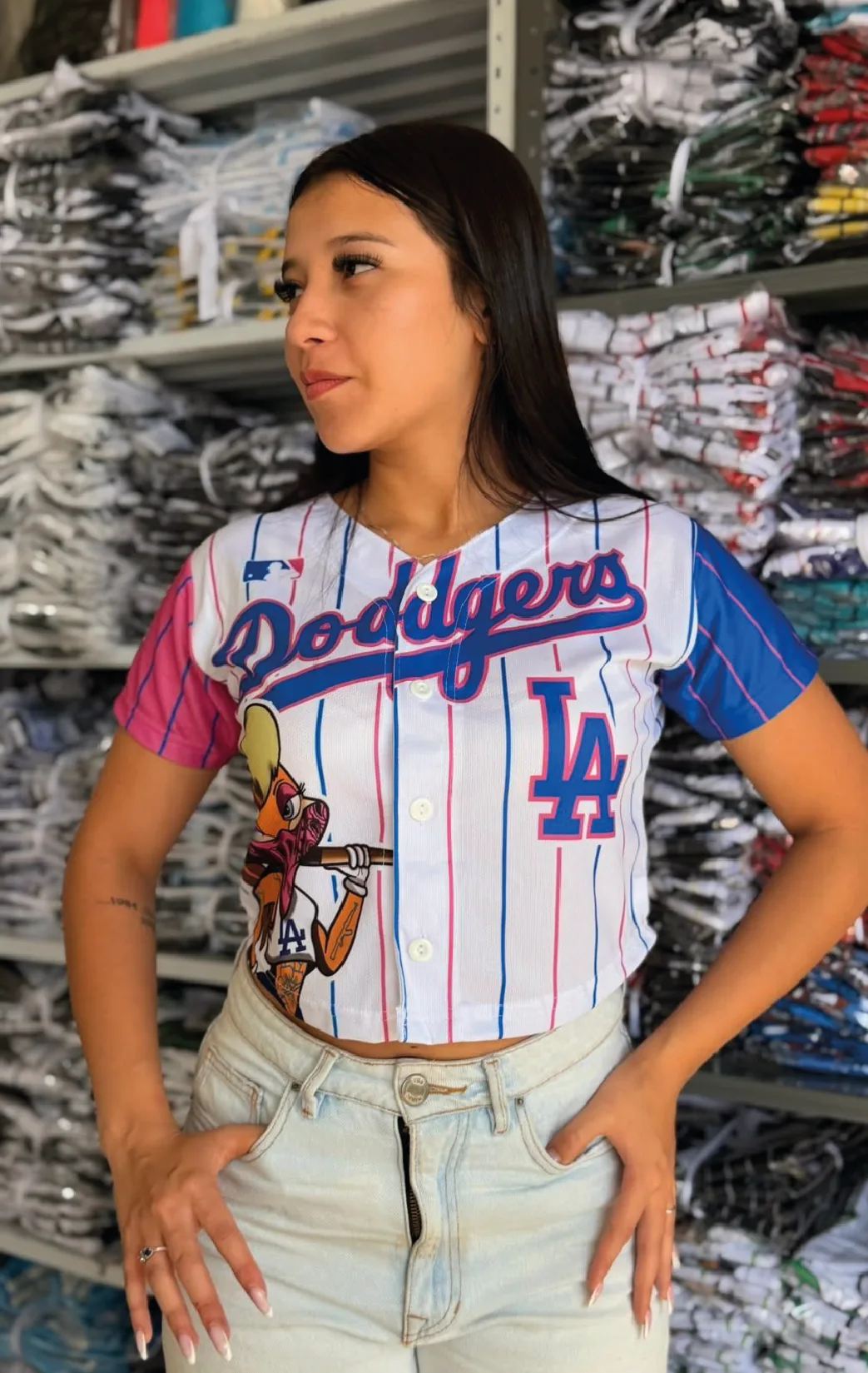 Modelo luciendo el croptop azul de BUCKETS