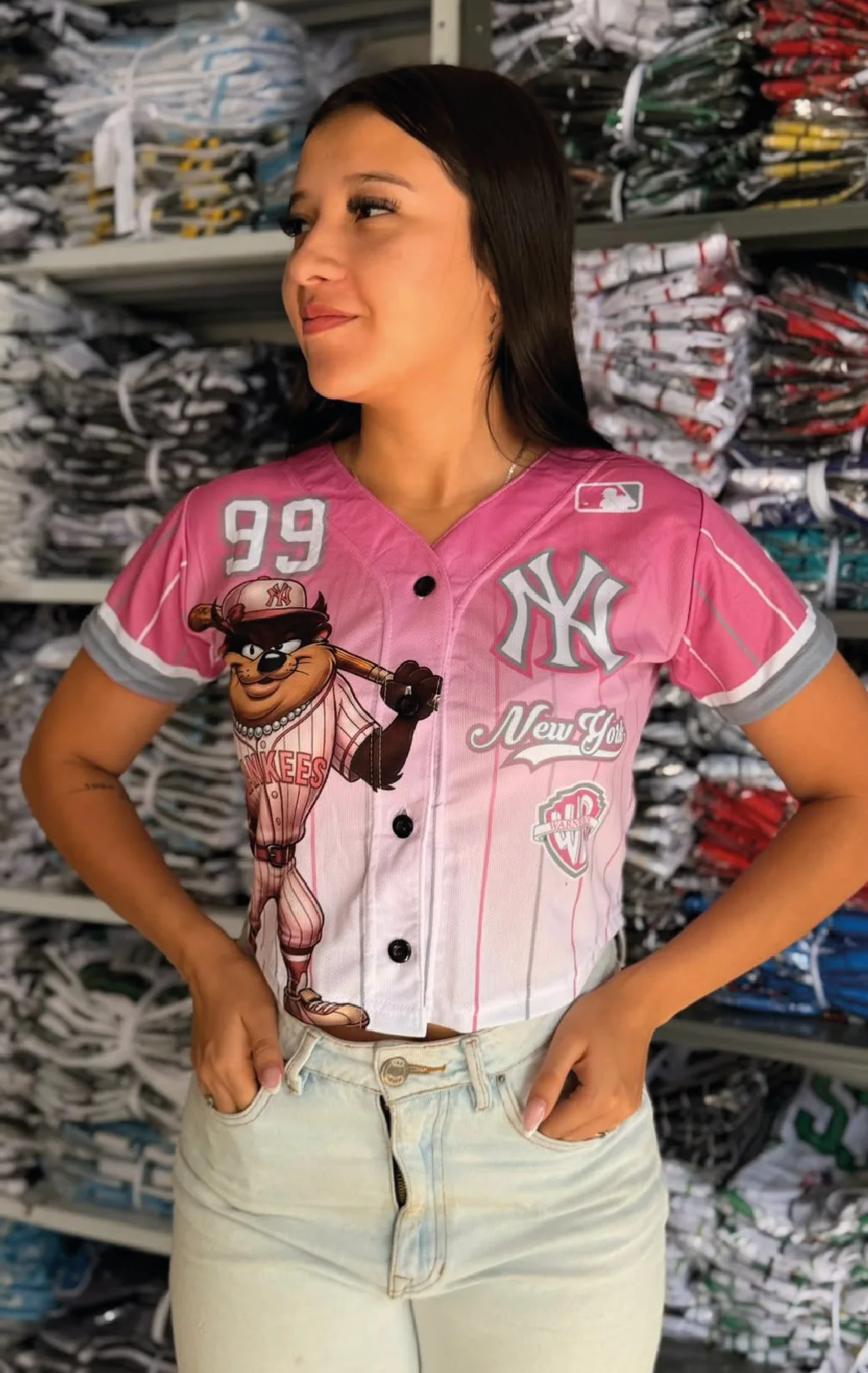 Modelo luciendo el croptop rosa 99 de BUCKETS