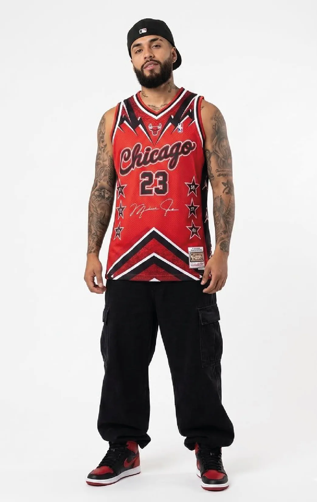 Modelo luciendo el esqueleto rojo 23 de BUCKETS