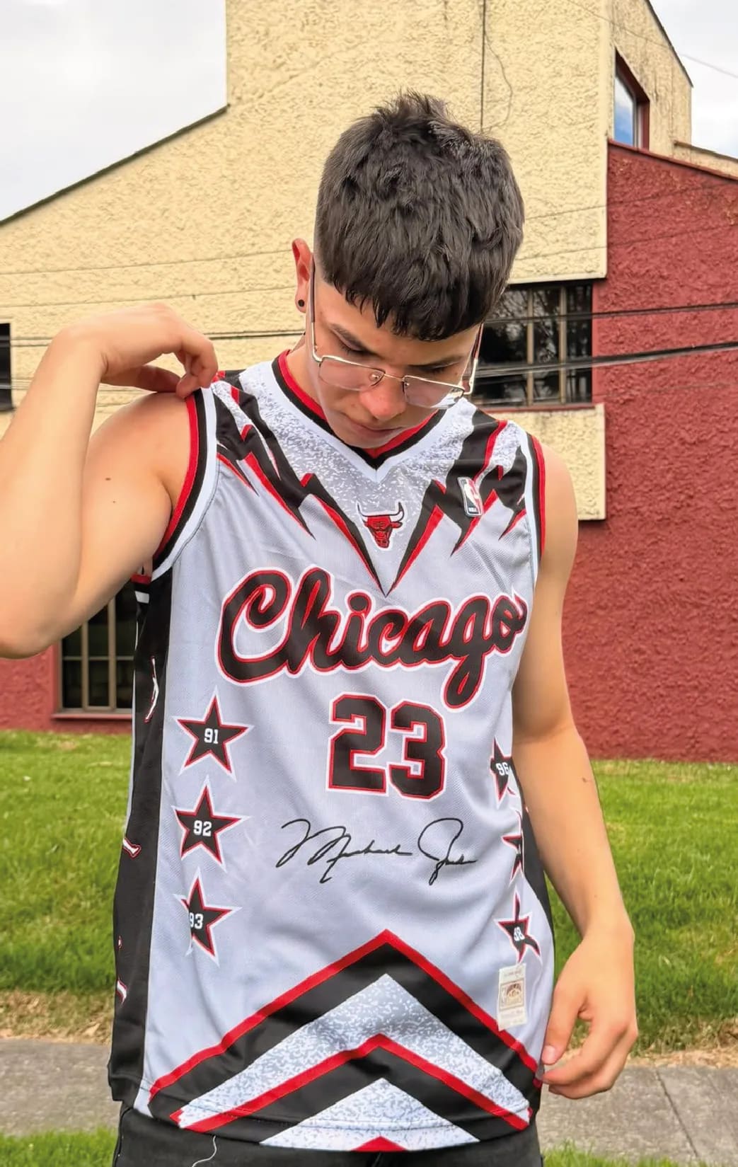 Modelo luciendo el esqueleto tiza 23 de BUCKETS