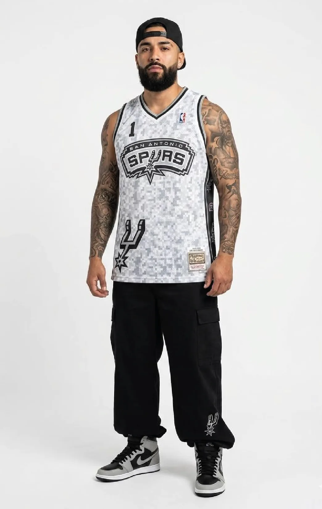 Modelo luciendo el esqueleto camuflado de BUCKETS