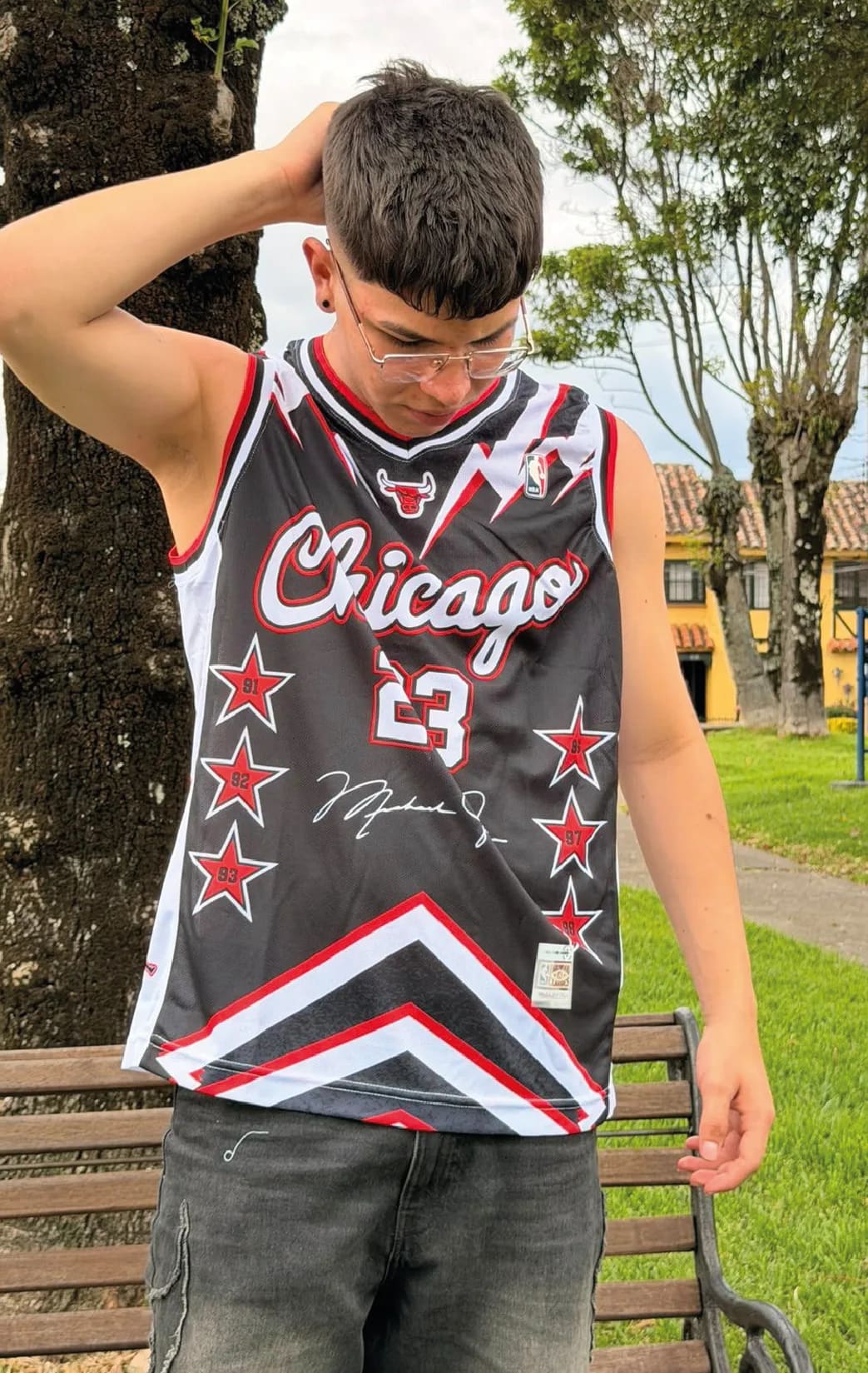 Modelo luciendo el esqueleto grafito 23 de BUCKETS