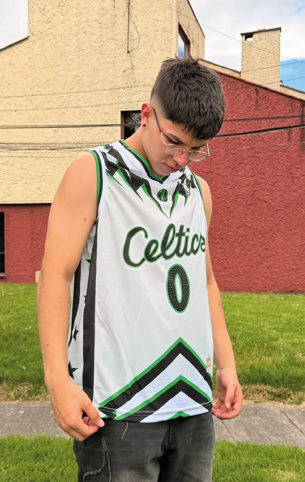 Modelo luciendo el esqueleto verde 00 de BUCKETS