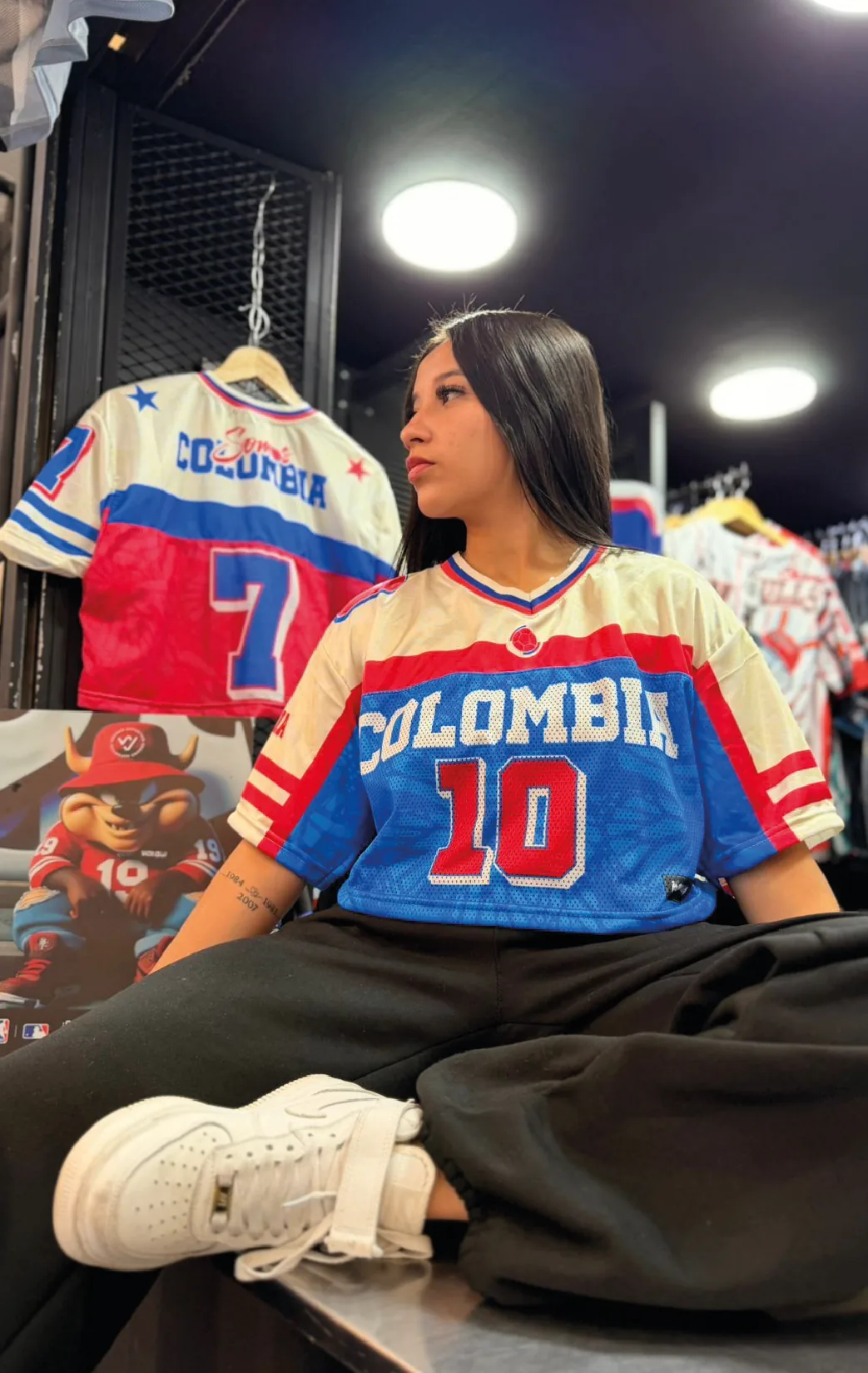 Modelo luciendo el jersey tricolor 10 de BUCKETS