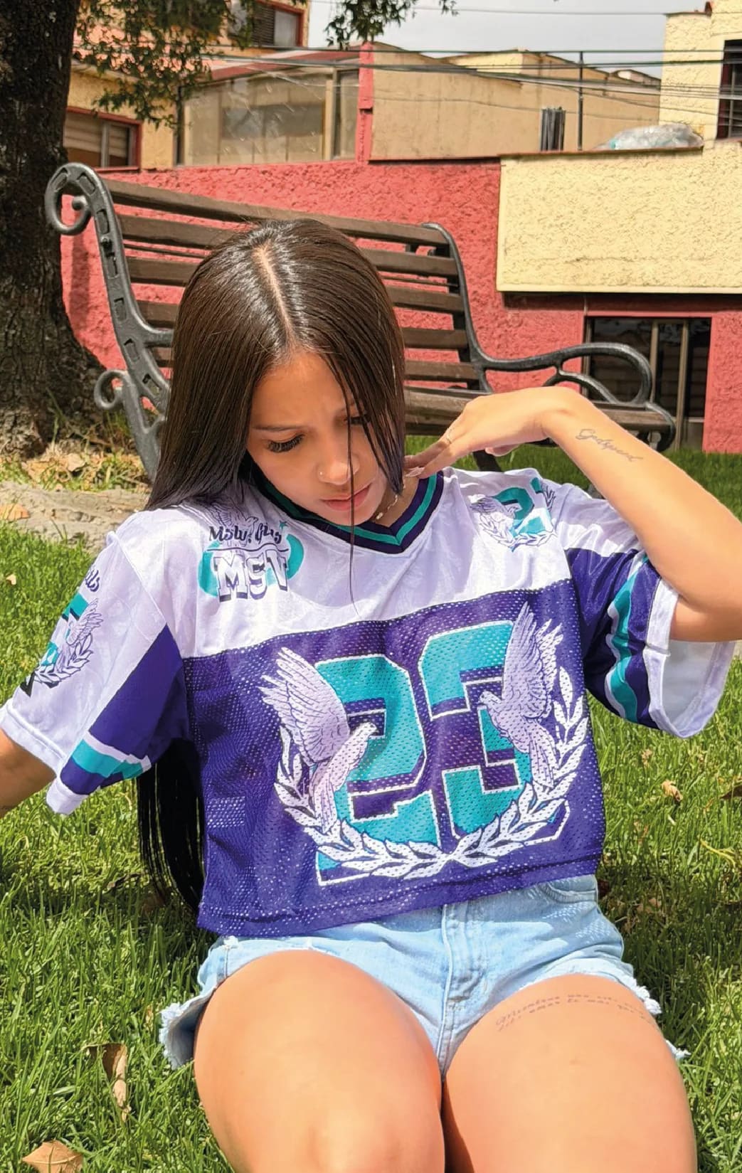 Modelo luciendo el jersey alas 23 de BUCKETS