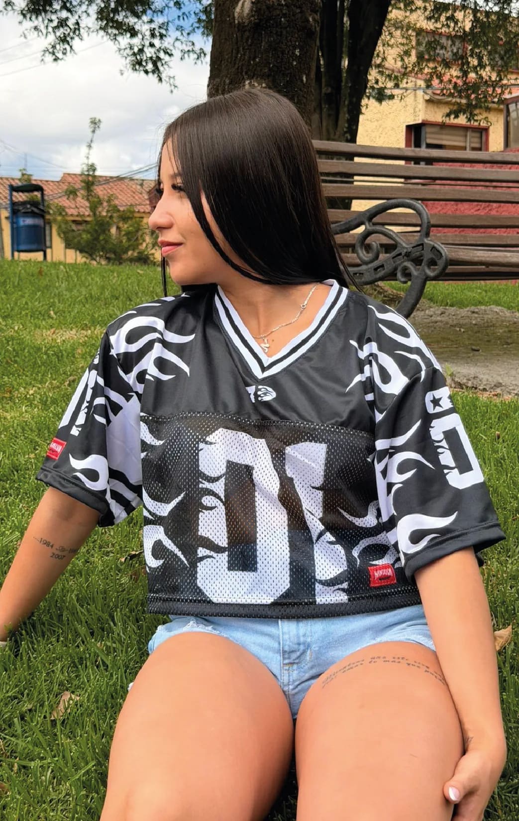 Modelo luciendo el jersey llamas 01 de BUCKETS