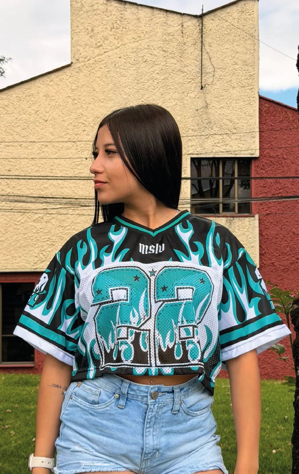 Modelo luciendo el jersey turquesa 22 de BUCKETS