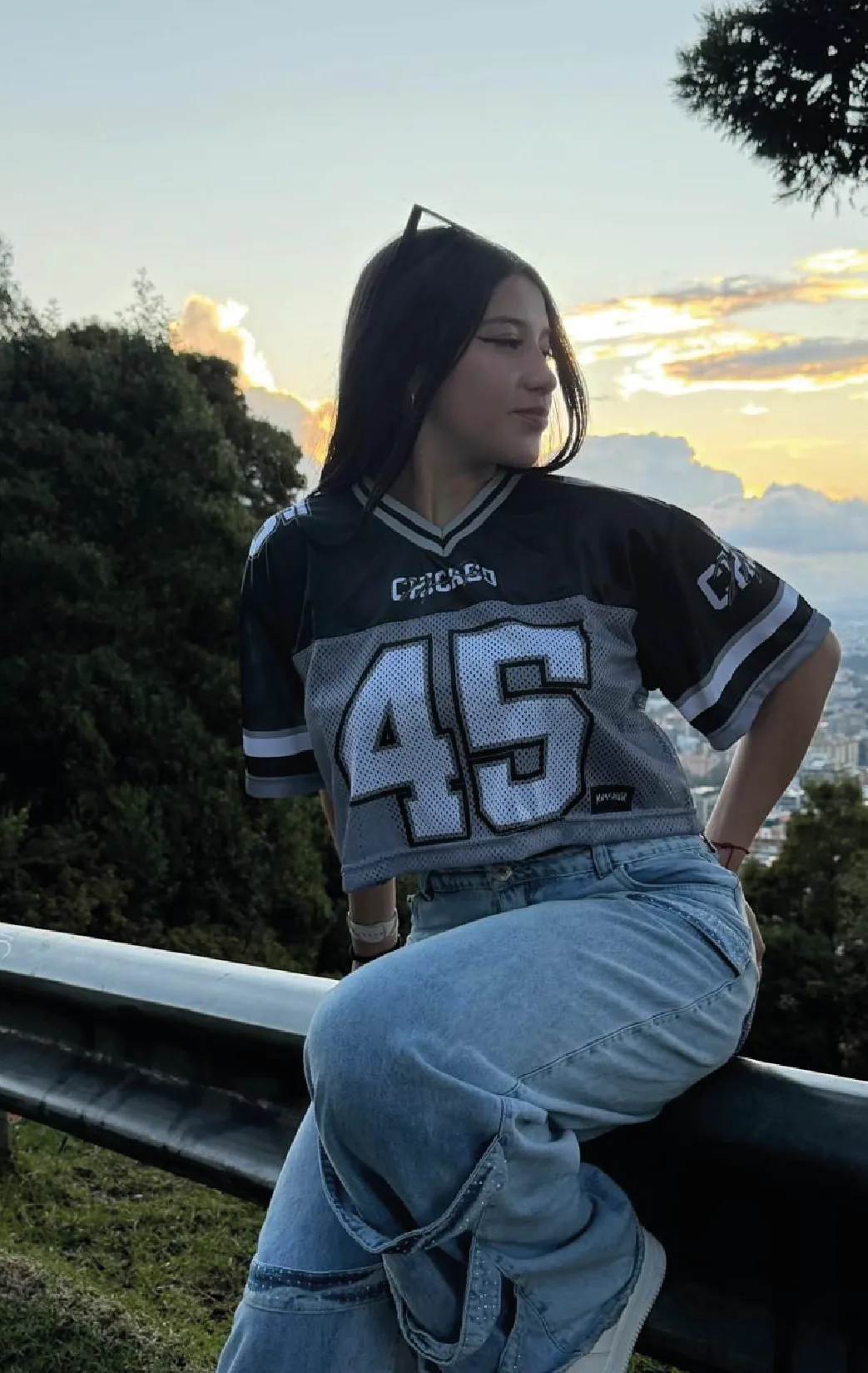 Modelo luciendo el jersey grafito 45 de BUCKETS