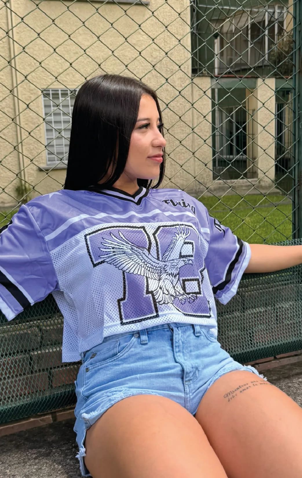 Modelo luciendo el jersey alas 78 de BUCKETS