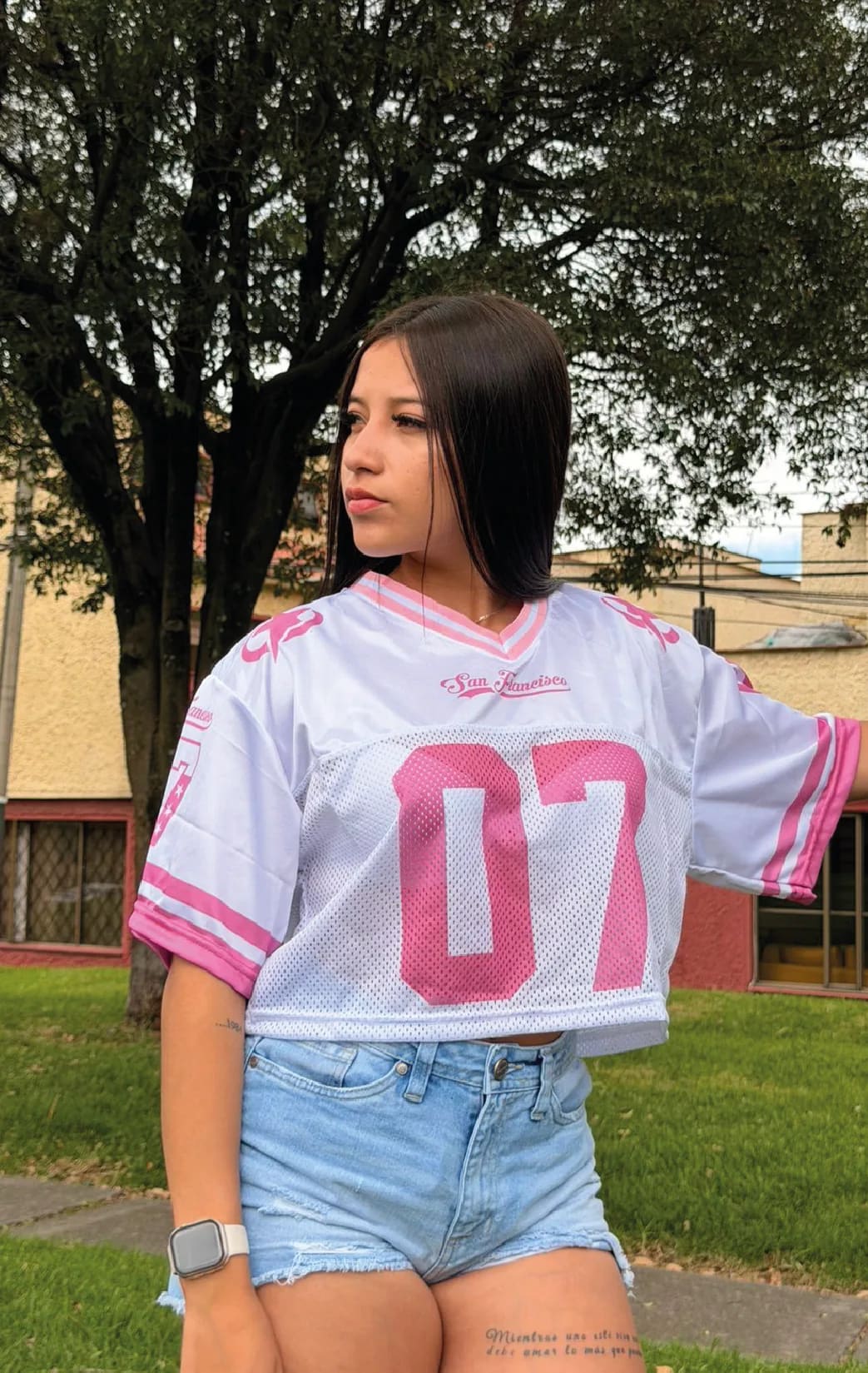 Modelo luciendo el jersey rosa 07 de BUCKETS
