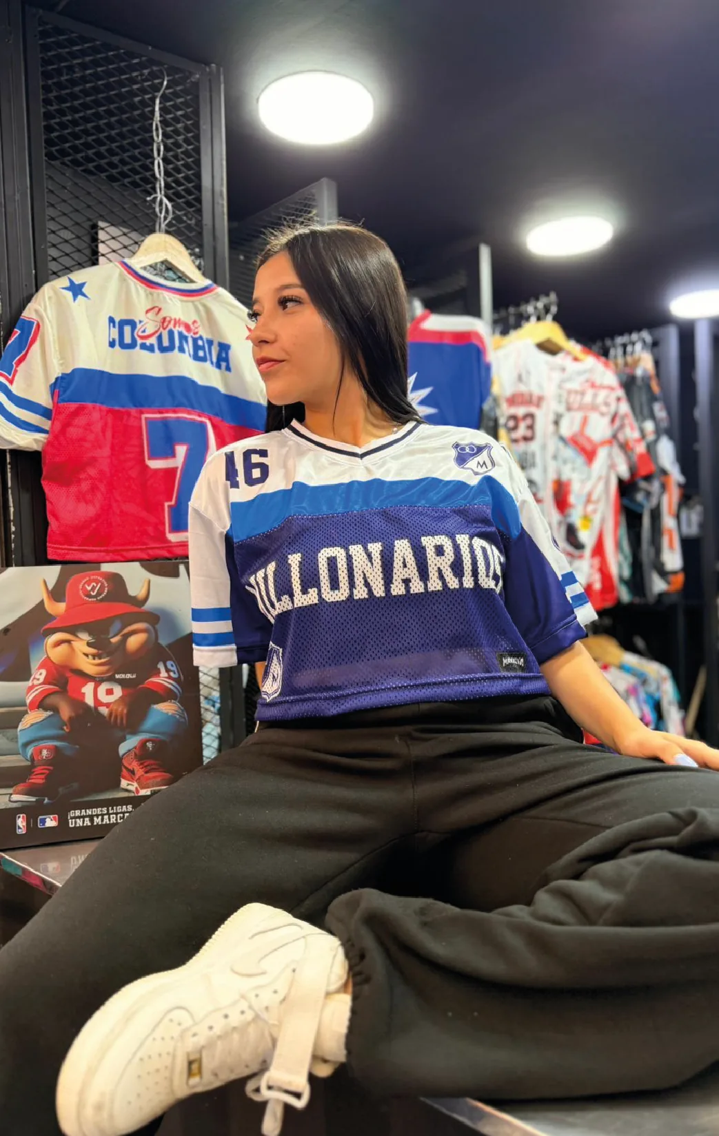 Modelo luciendo el jersey azul 16 de BUCKETS