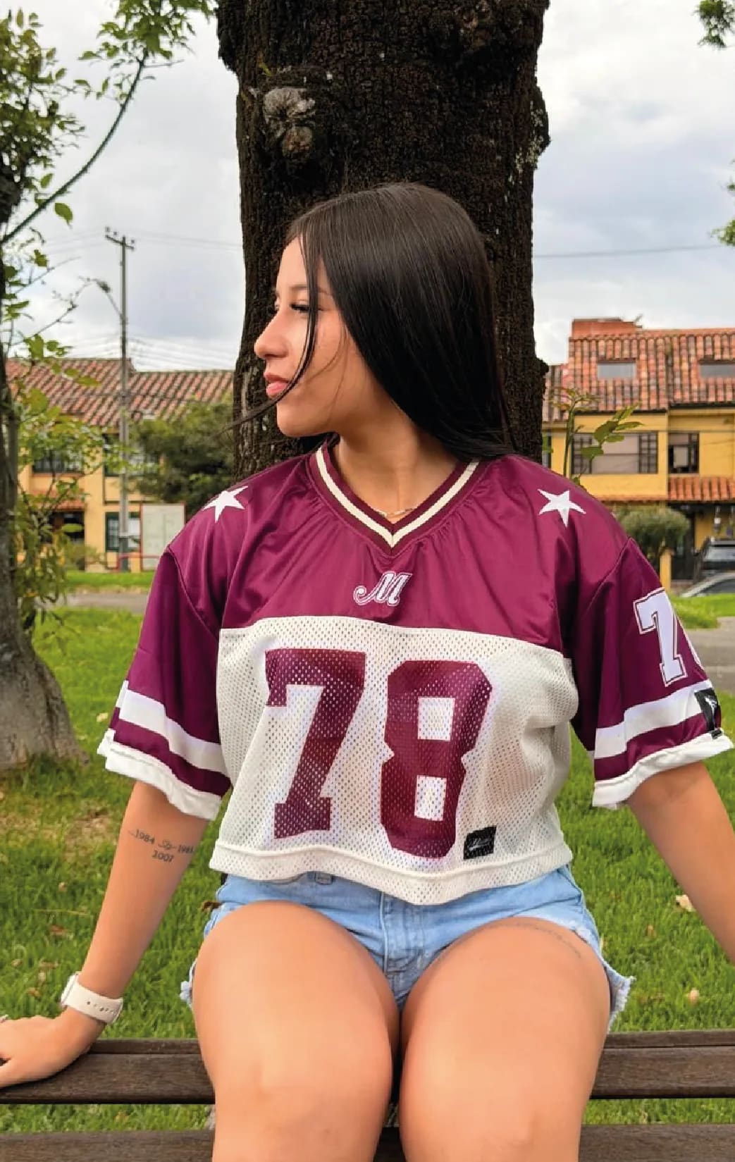 Modelo luciendo el jersey vino 78 de BUCKETS