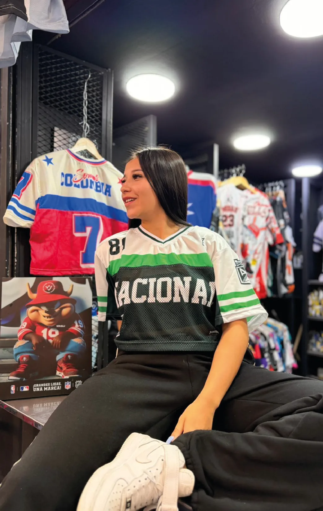 Modelo luciendo el jersey verde campo de BUCKETS