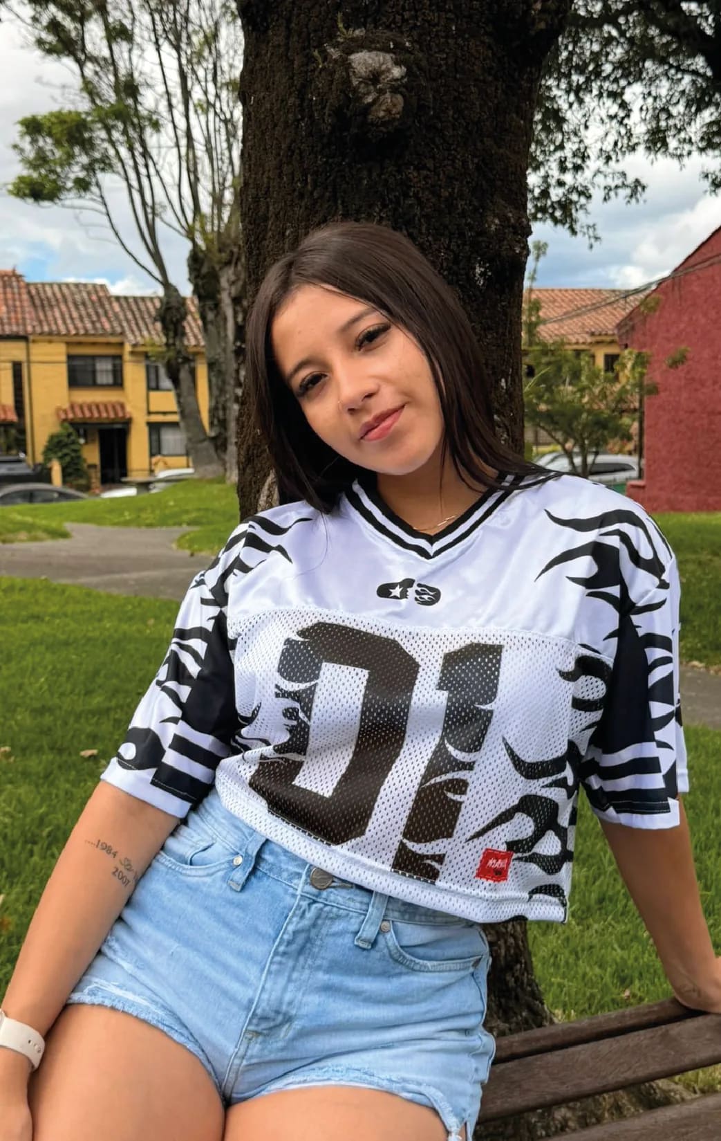 Modelo luciendo el jersey tinta 01 de BUCKETS